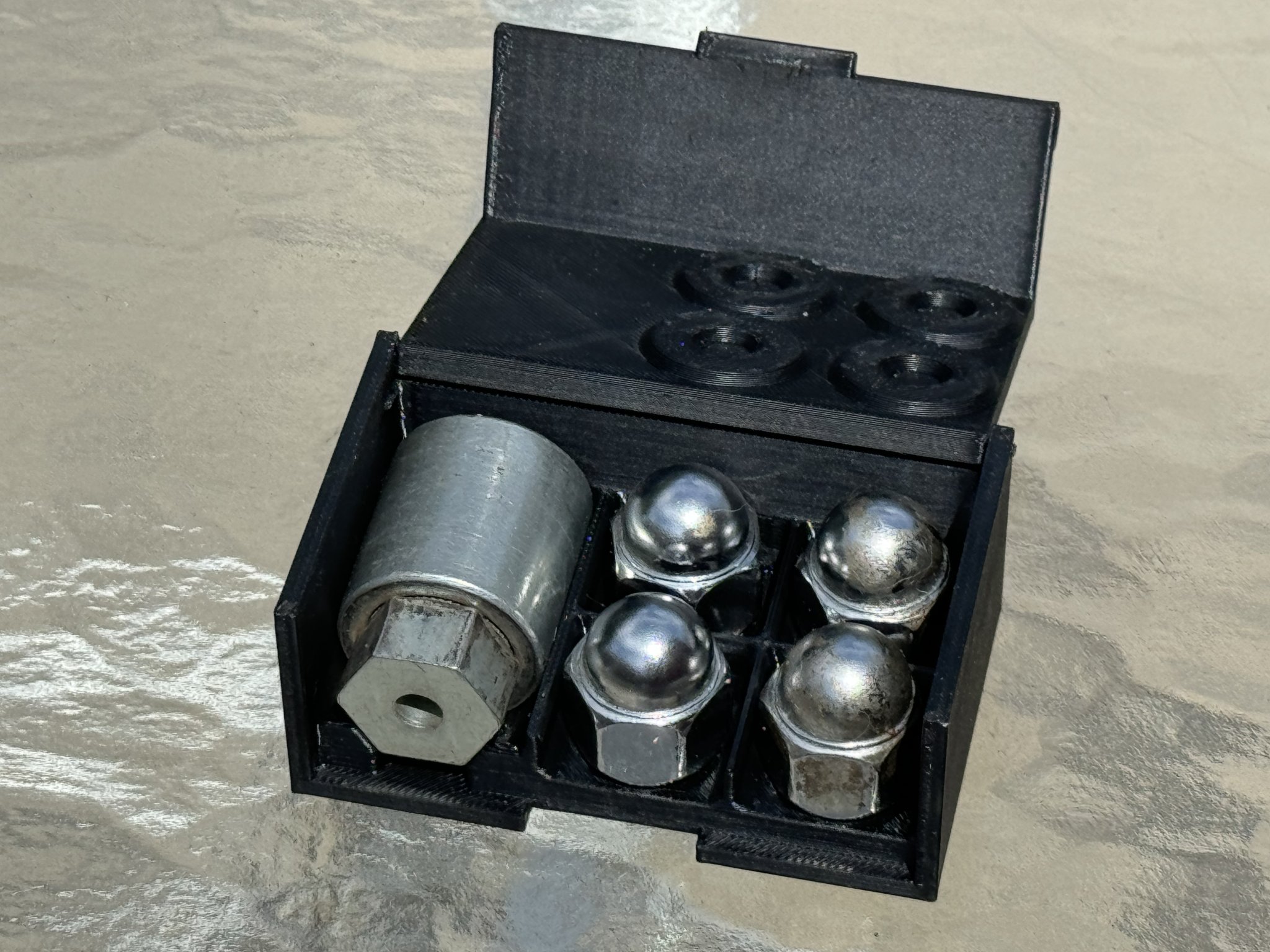 Hộp lưu trữ khóa bánh xe Subaru gọn gàng