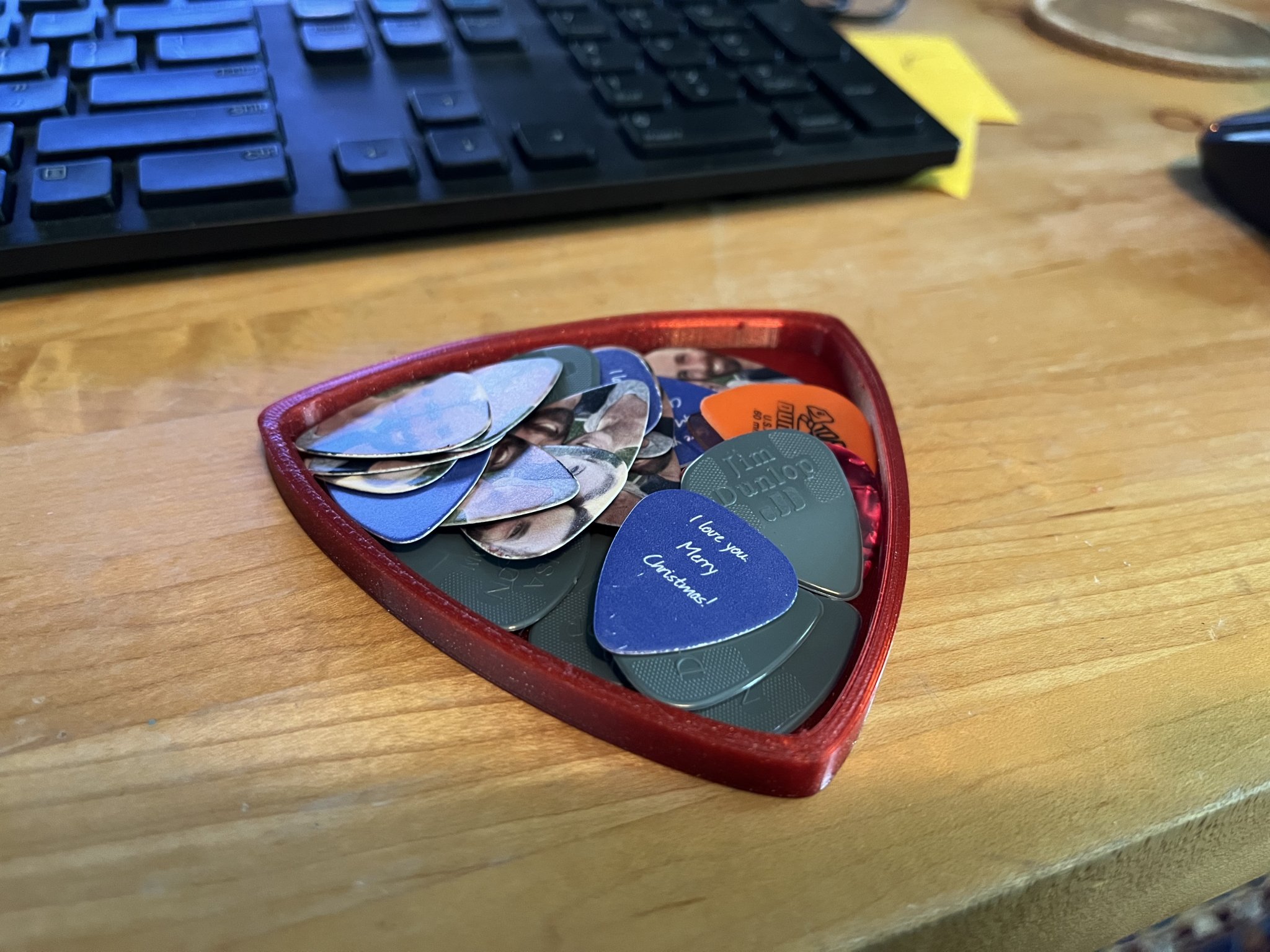 Khay hình chiếc pick cho bộ sưu tập pick guitar