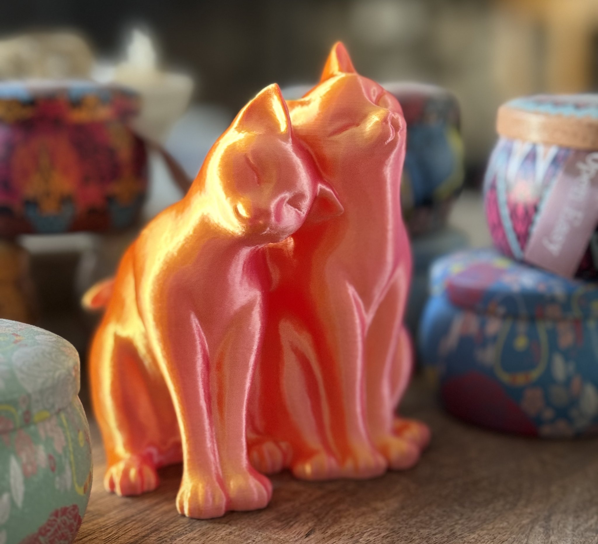 Hai chú mèo âu yếm bên nhau trong tư thế thân mật