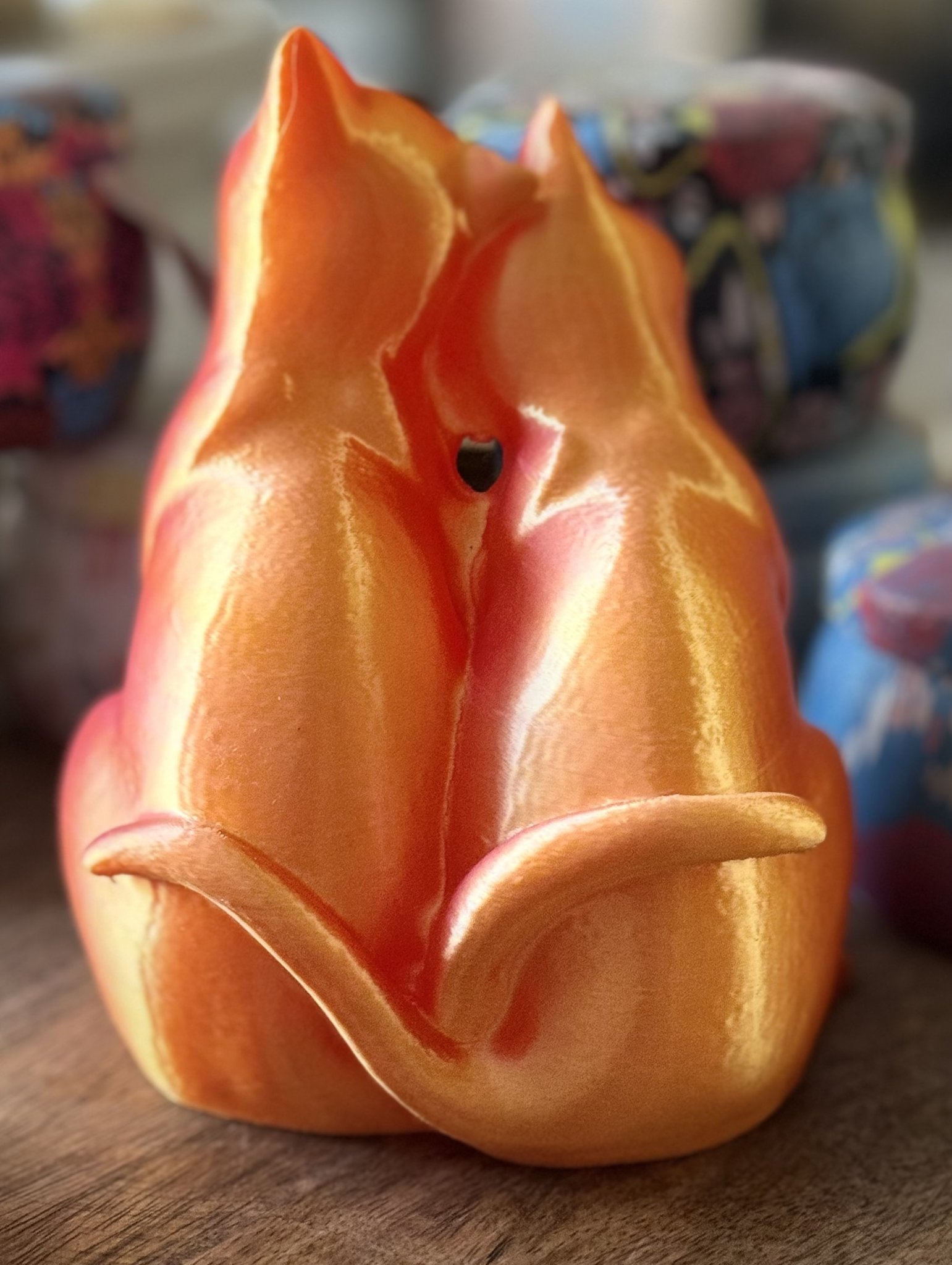 Hai chú mèo âu yếm bên nhau trong tư thế thân mật