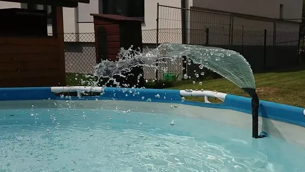 Đài phun nước hồ bơi với vòi phun thay đổi được