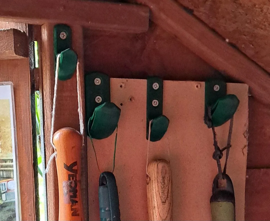 Giá treo dụng cụ làm vườn cho nhà kho