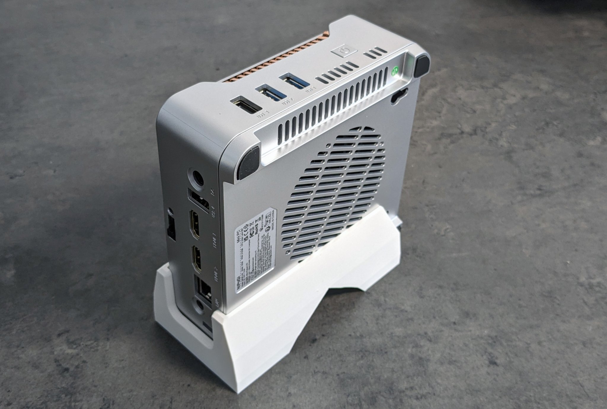 Giá đỡ Mini-PC NiPoGi GK3Plus với hỗ trợ cây