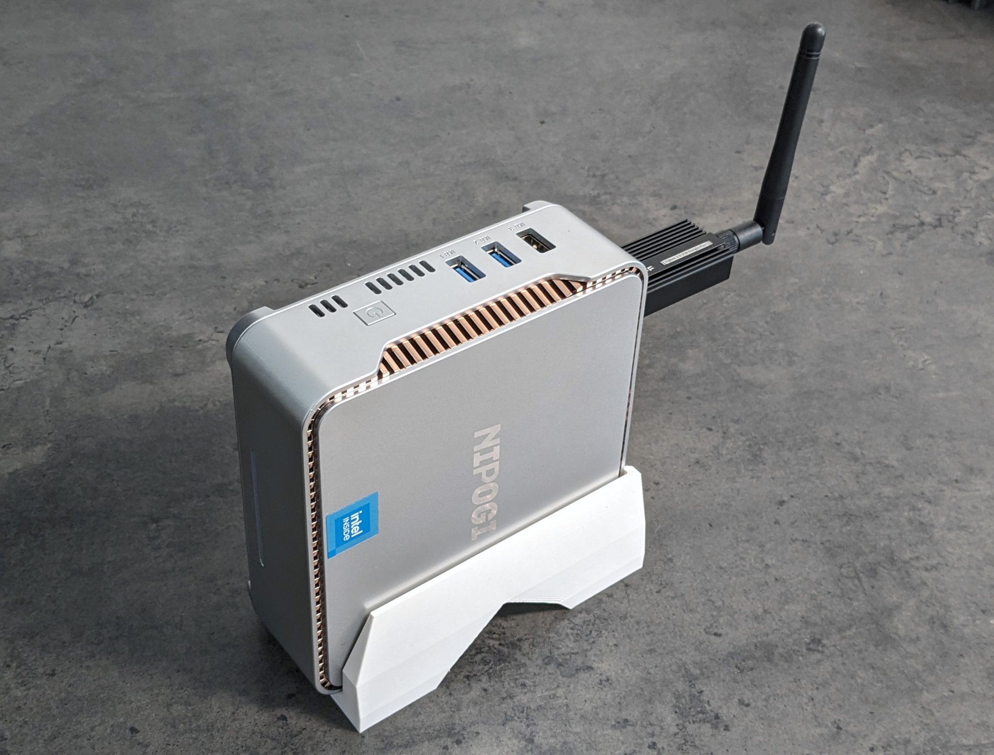 Giá đỡ Mini-PC NiPoGi GK3Plus với hỗ trợ cây