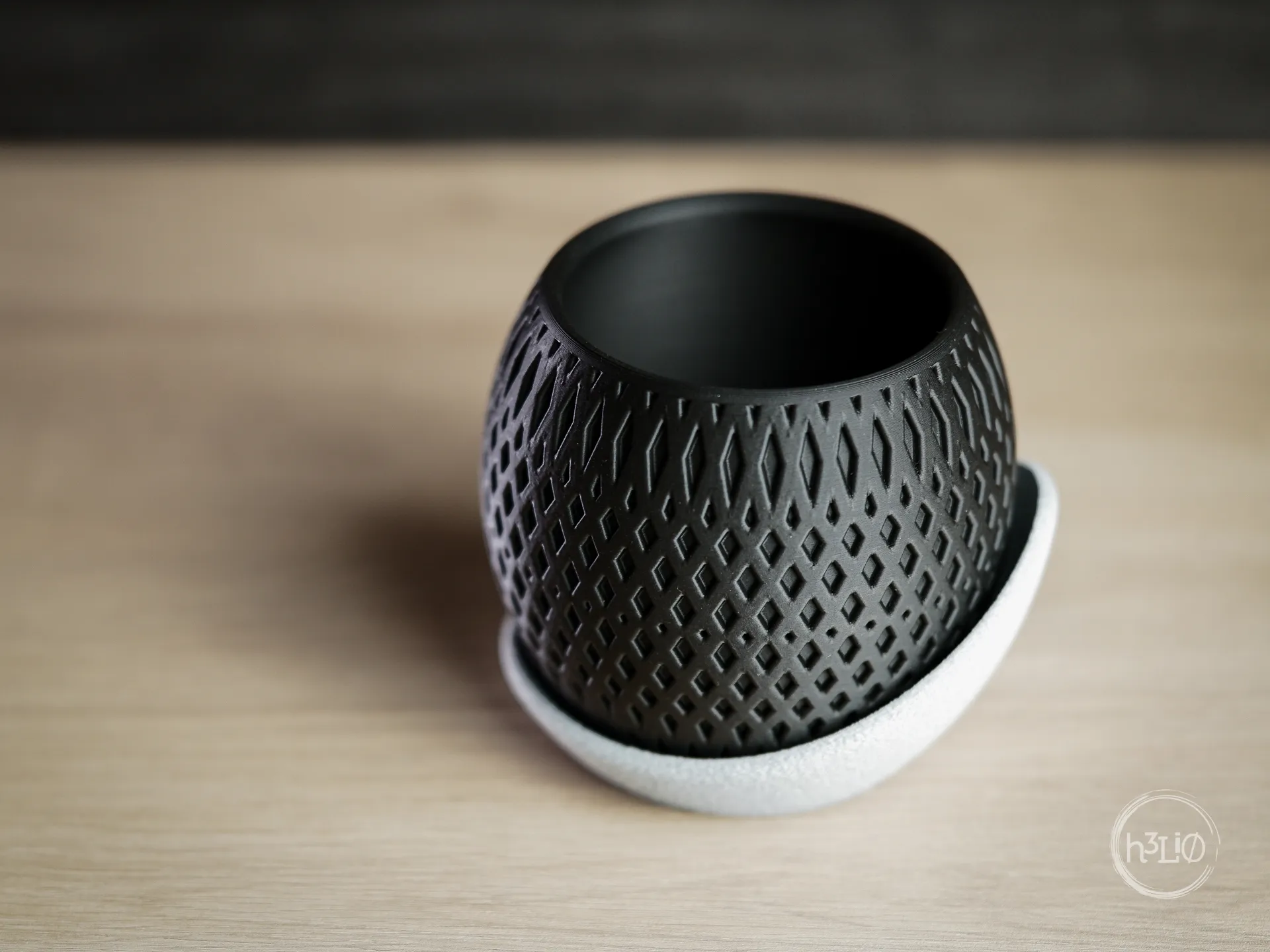 Chậu cây hiện đại với đế bao quanh tối giản