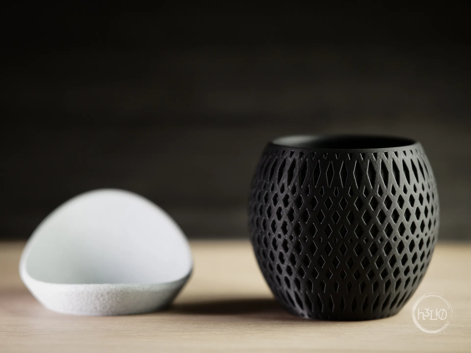 Chậu cây hiện đại với đế bao quanh tối giản