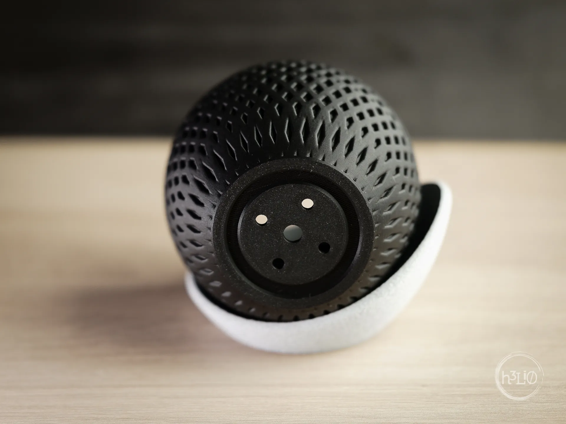 Chậu cây hiện đại với đế bao quanh tối giản