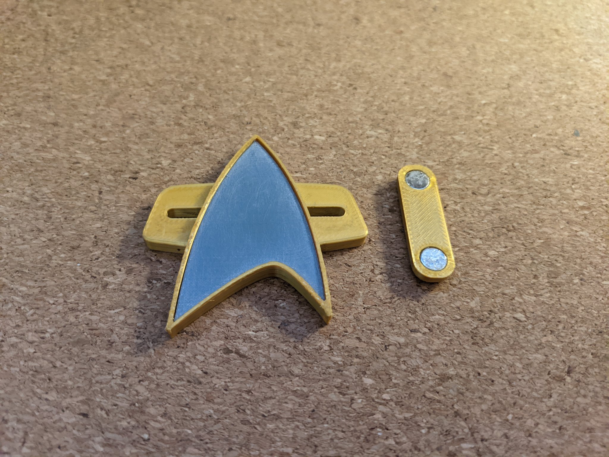 Huy hiệu Comm của Star Trek Voyager/DS9 với lỗ nam châm