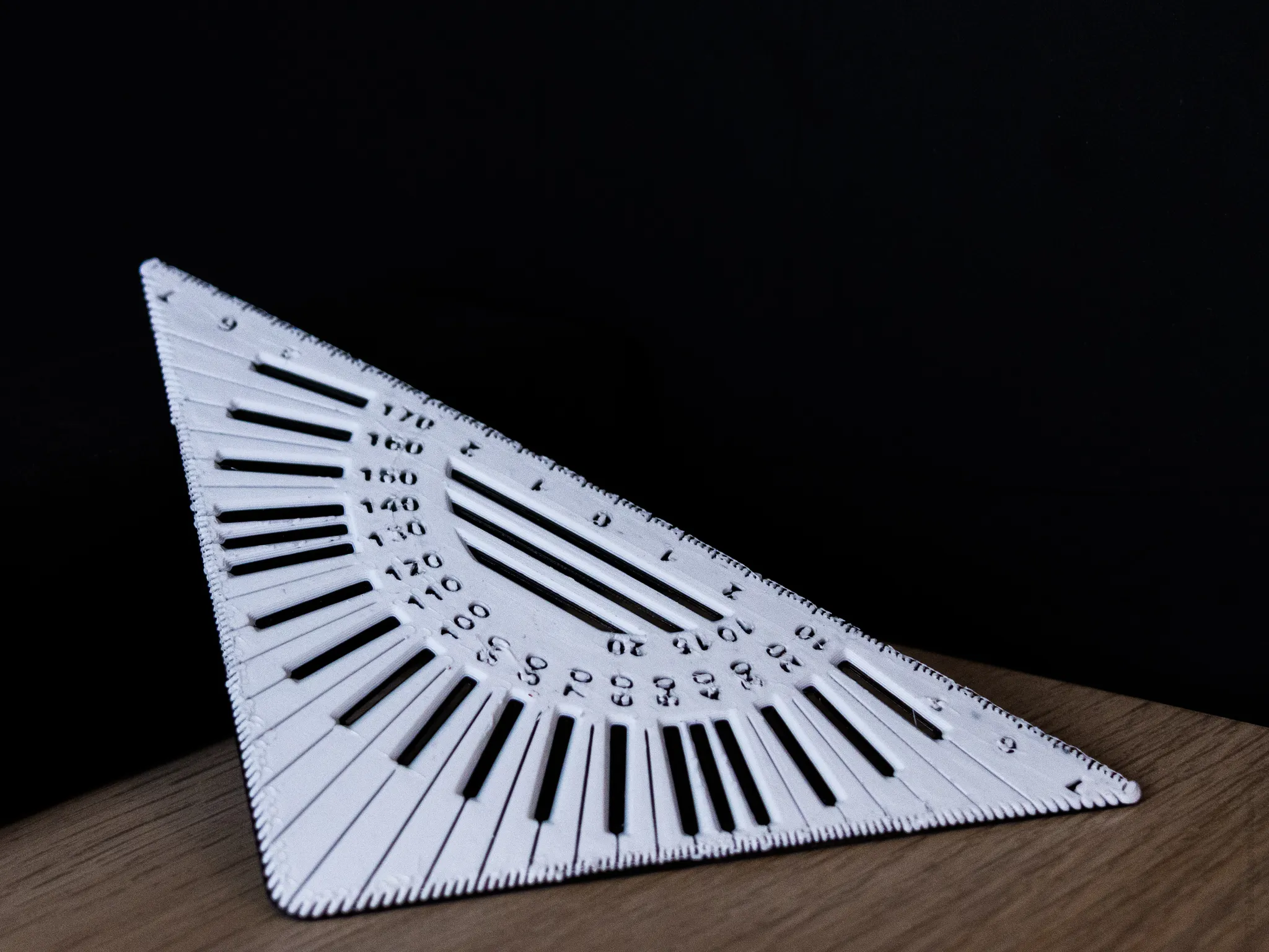 Thước kẻ góc có khe cho việc vẽ chính xác