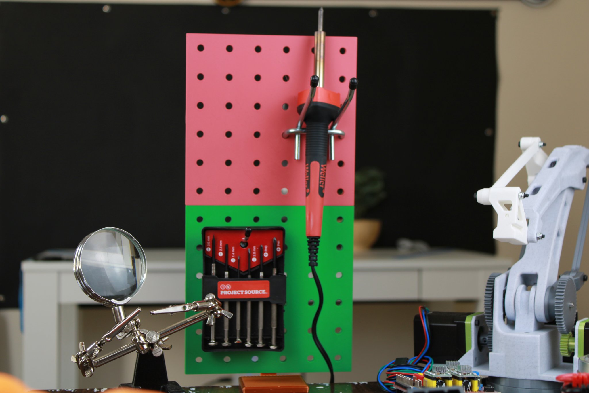 Giá đỡ bảng ghim gắn bàn tiện lợi cho xưởng làm việc