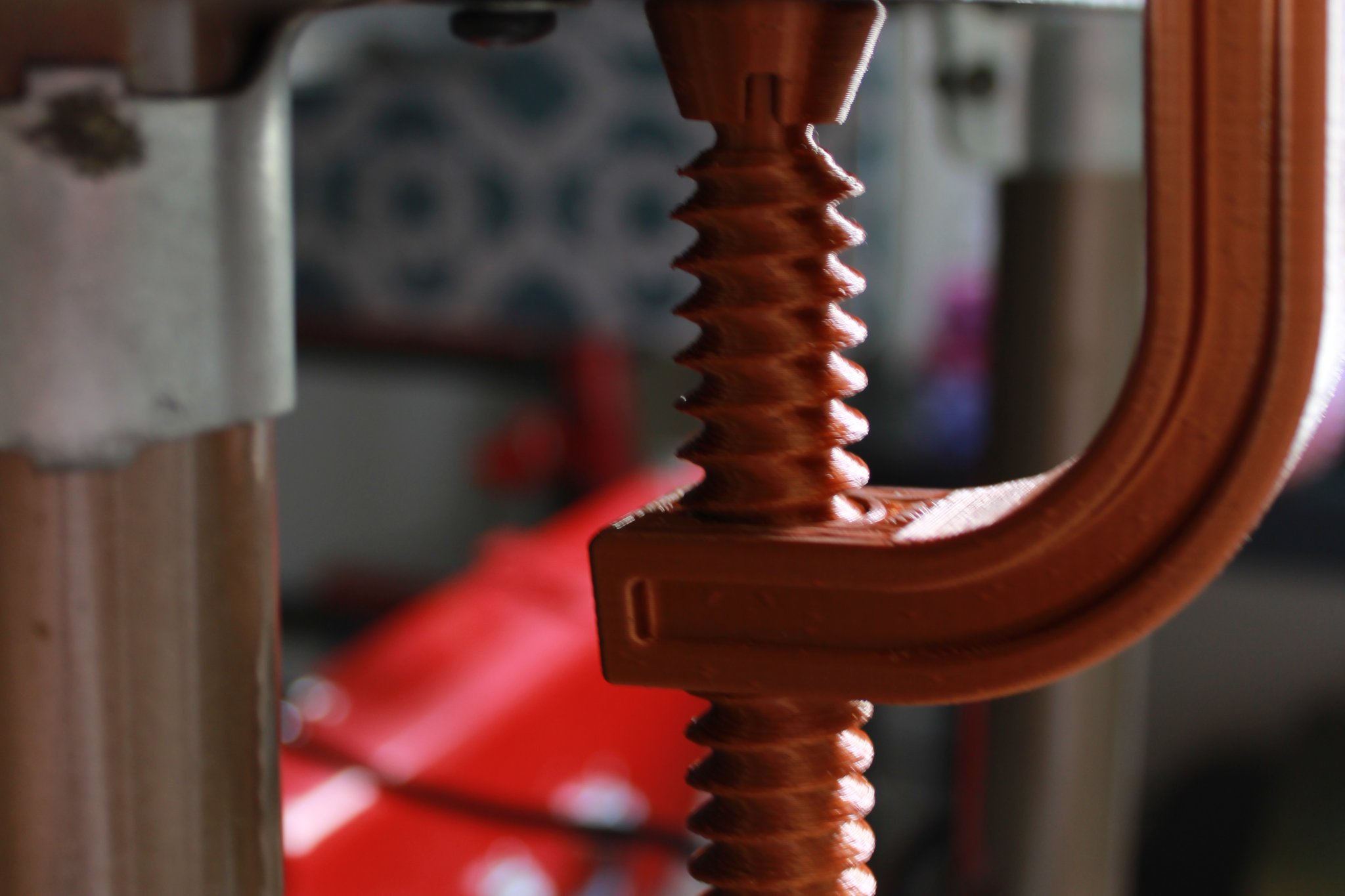 Giá đỡ bảng ghim gắn bàn tiện lợi cho xưởng làm việc