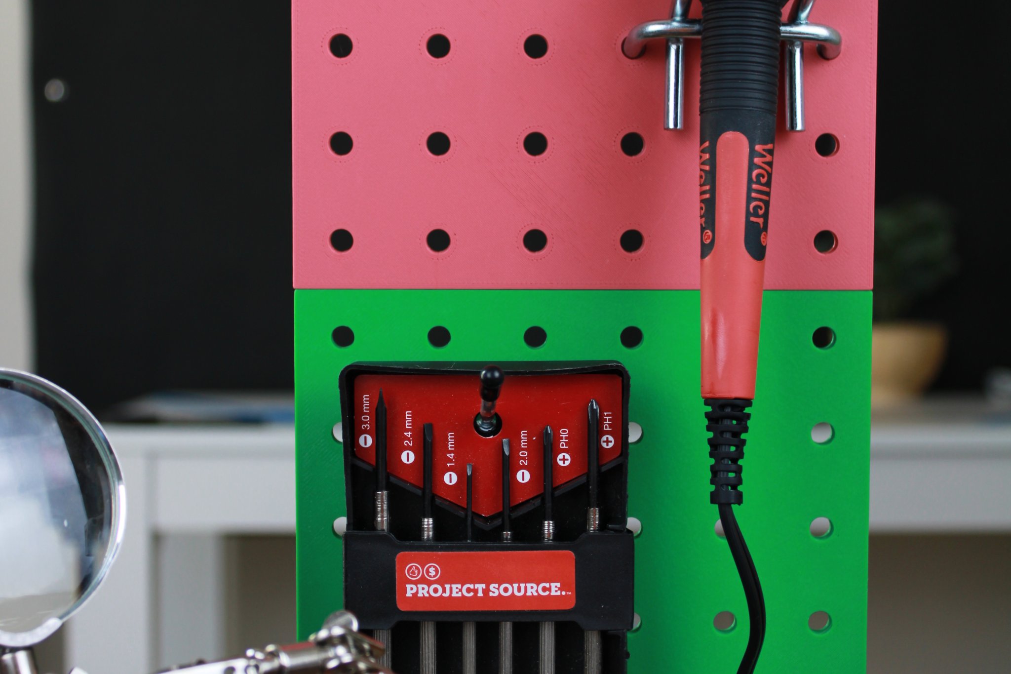 Giá đỡ bảng ghim gắn bàn tiện lợi cho xưởng làm việc