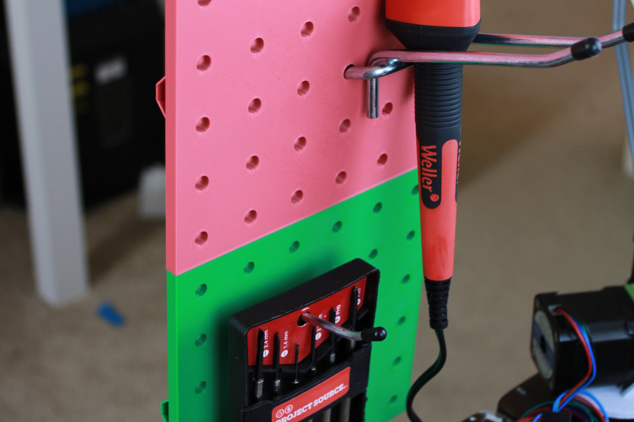 Giá đỡ bảng ghim gắn bàn tiện lợi cho xưởng làm việc