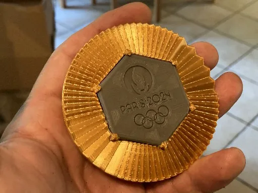 Huy chương vàng Olympic Paris 2024 - Thiết kế hai màu sắc