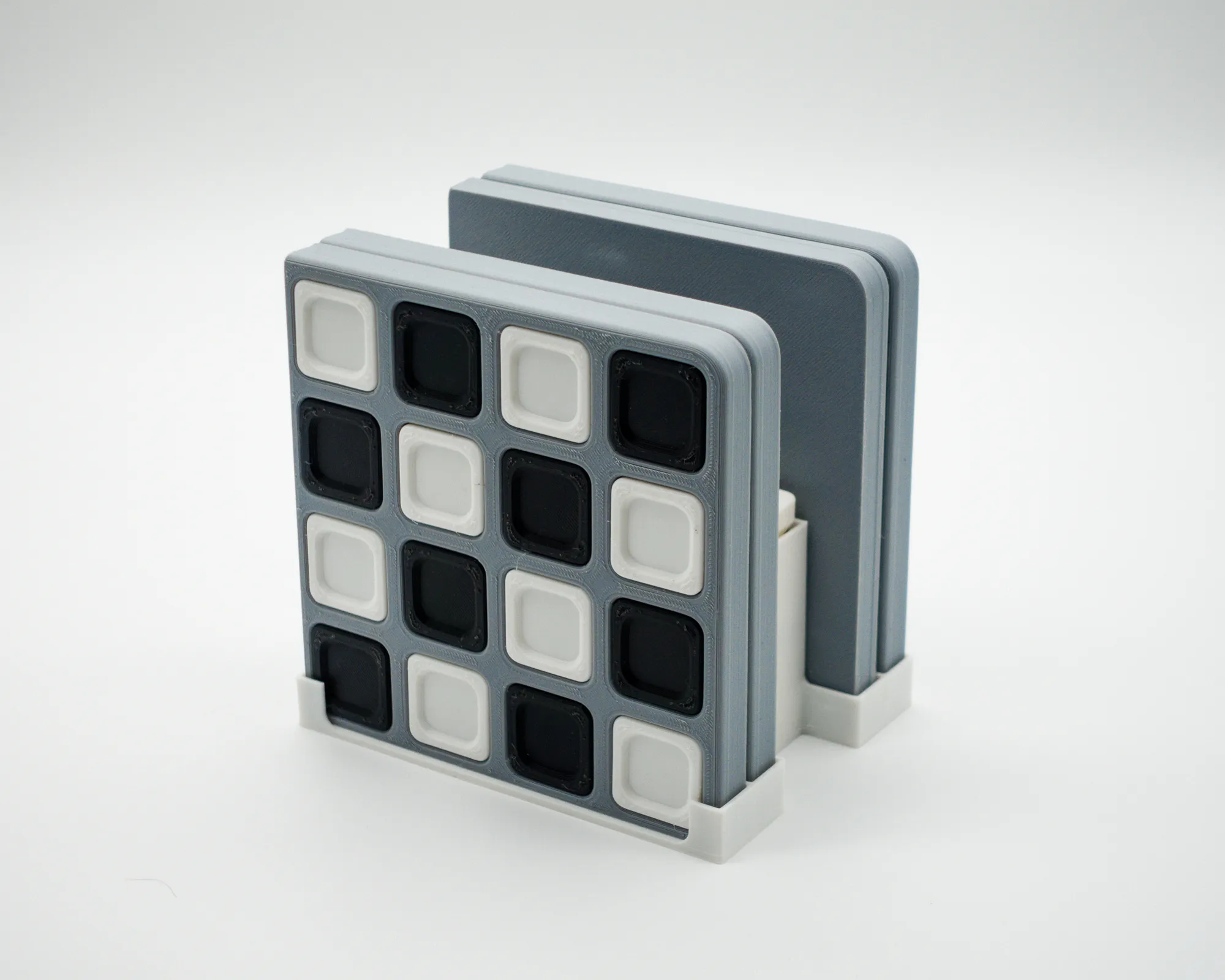 Bộ cờ vua tối giản với bàn cờ phân đoạn và giá đỡ quân...