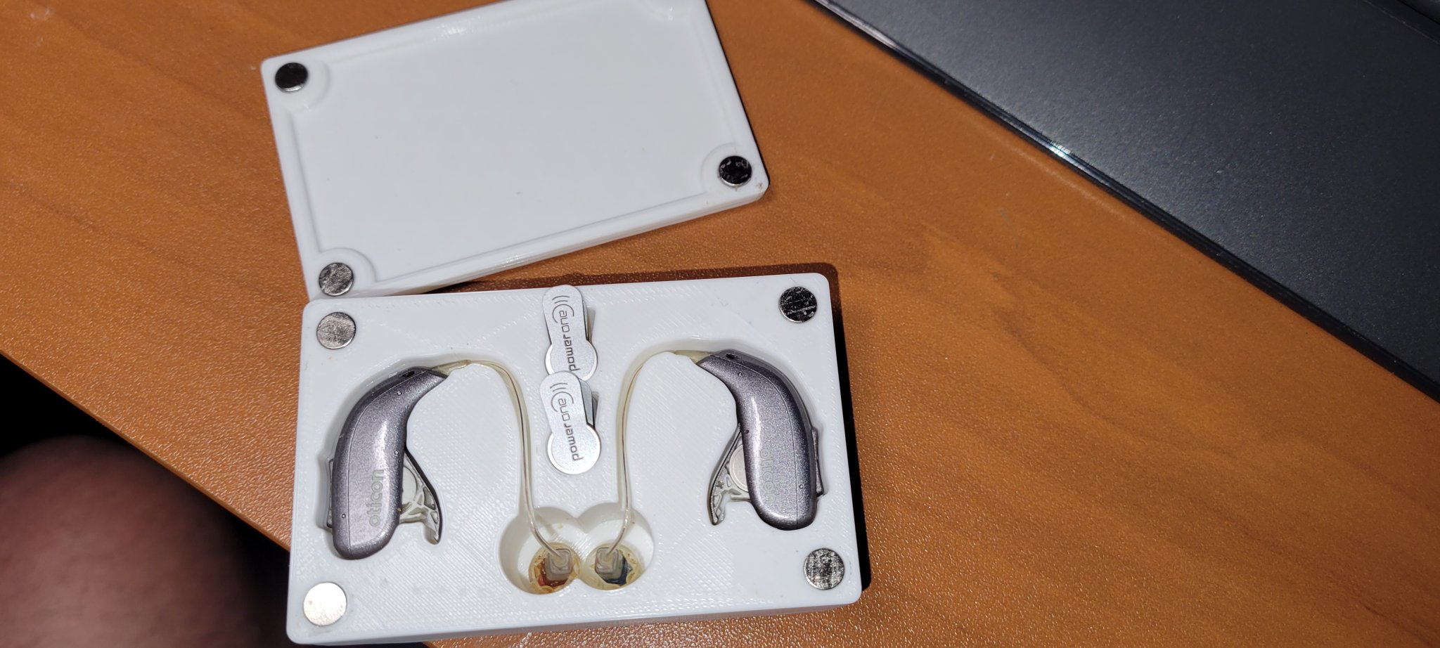 Hộp đựng máy trợ thính Oticon More với pin 312