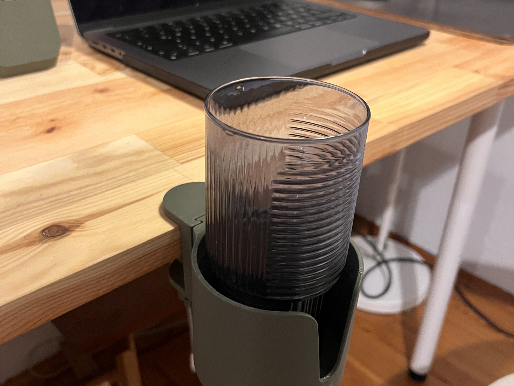 Giá đỡ cốc kẹp bàn tiện lợi cho không gian làm việc