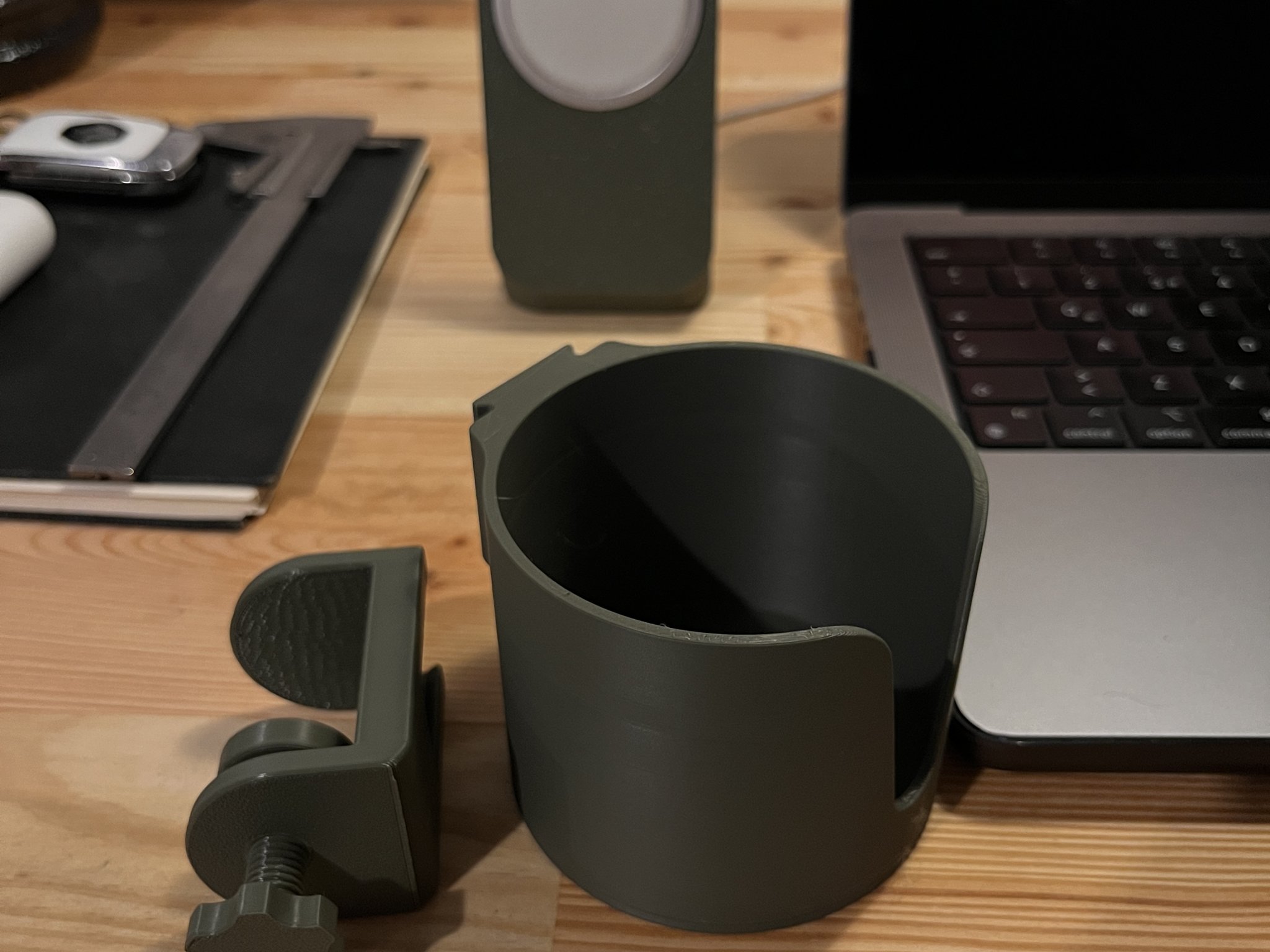 Giá đỡ cốc kẹp bàn tiện lợi cho không gian làm việc