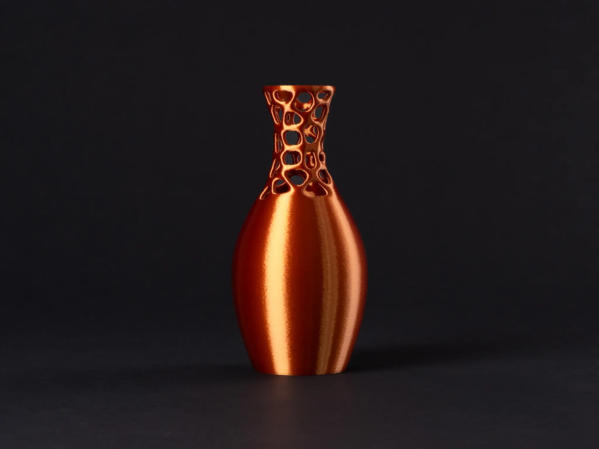 Bình trang trí hiện đại với họa tiết Voronoi