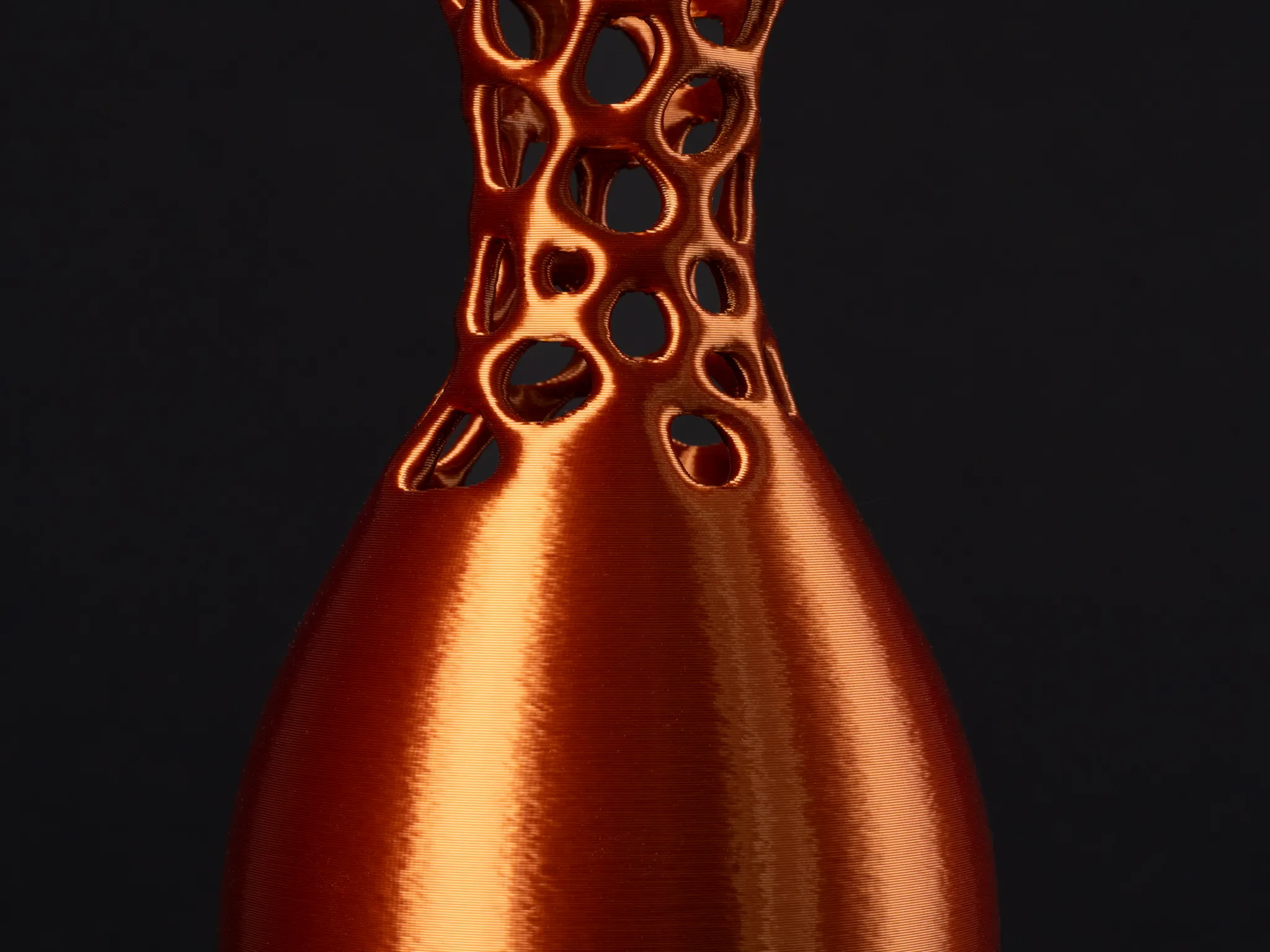 Bình trang trí hiện đại với họa tiết Voronoi