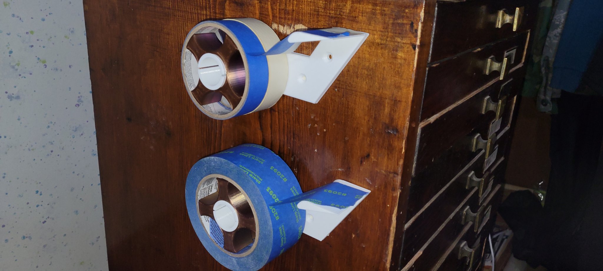 Giá đỡ và dispenser băng dính gắn tường