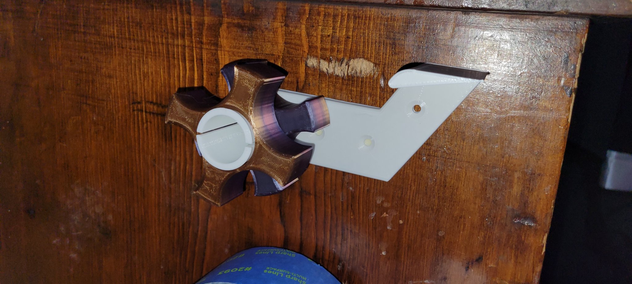 Giá đỡ và dispenser băng dính gắn tường