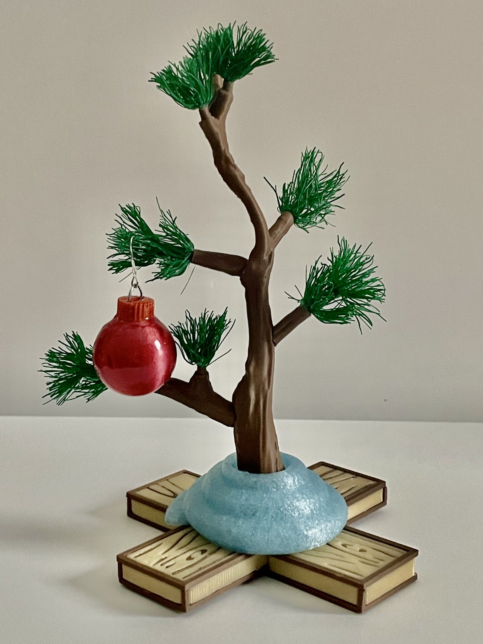 Cây thông Giáng sinh Charlie Brown với chân đế đơn giản