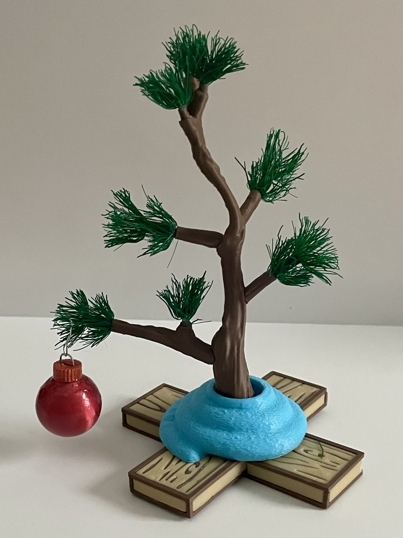 Cây thông Giáng sinh Charlie Brown với chân đế đơn giản