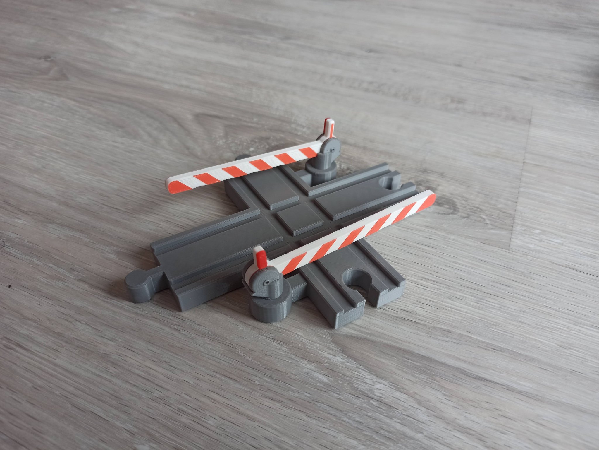 Đường ray gỗ cho tàu hỏa - Ngã tư đường sắt có rào chắn