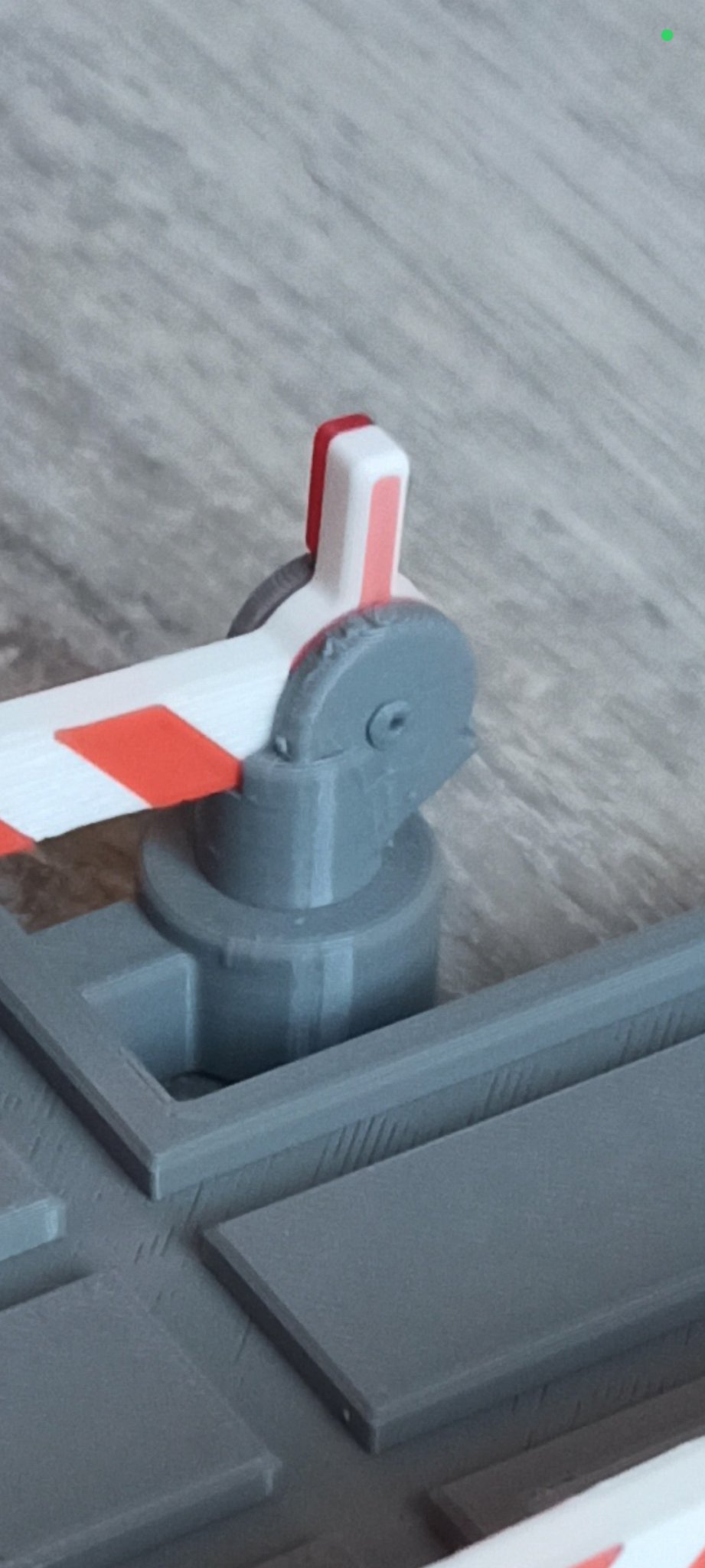 Đường ray gỗ cho tàu hỏa - Ngã tư đường sắt có rào chắn