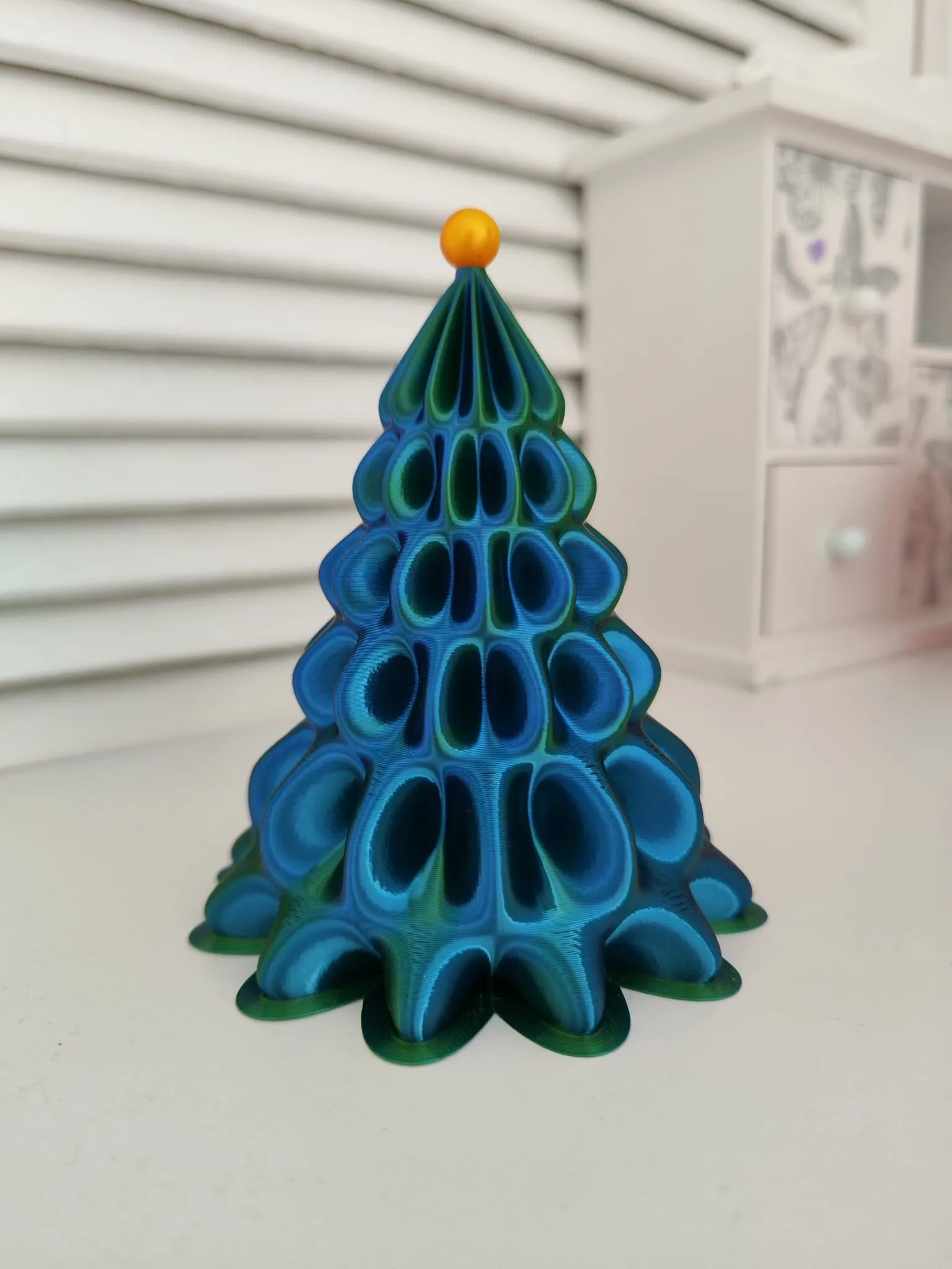 Cây thông Giáng sinh in chế độ bình hoa