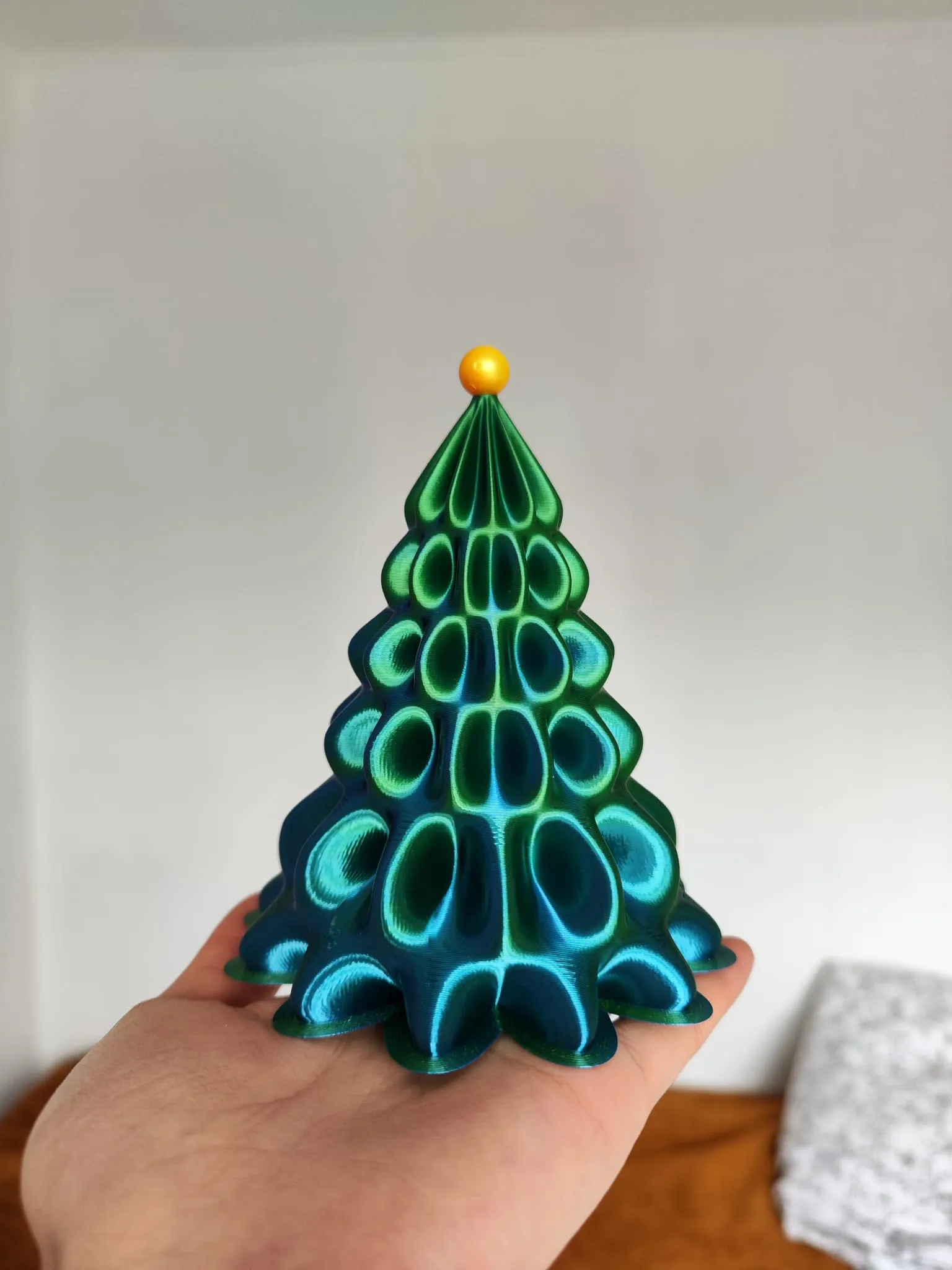 Cây thông Giáng sinh in chế độ bình hoa