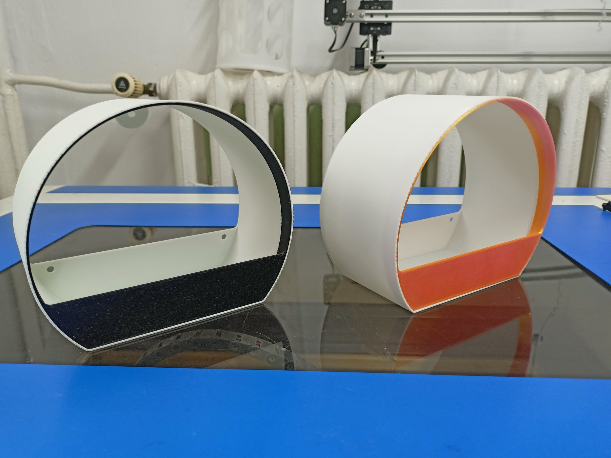 Cây cho chim ăn gắn cửa sổ nhỏ xinh