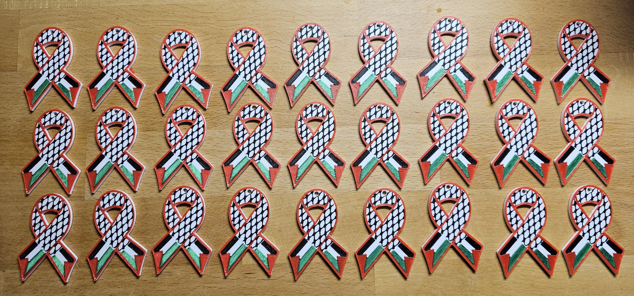 Ruy băng với khăn keffiyeh và cờ Palestine