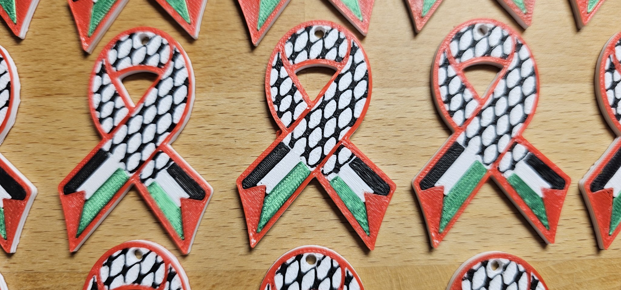 Ruy băng với khăn keffiyeh và cờ Palestine