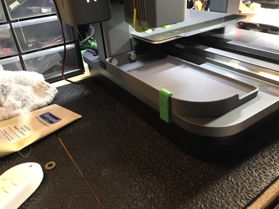 Khay chứa mảnh filament từ AnkerMake M5C với kẹp nổi