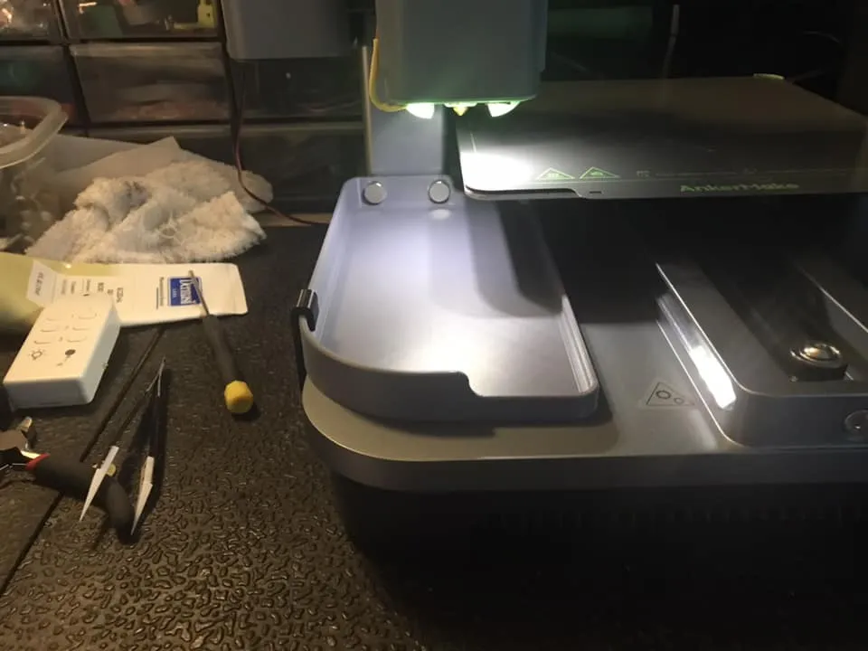 Khay chứa mảnh filament từ AnkerMake M5C với kẹp nổi