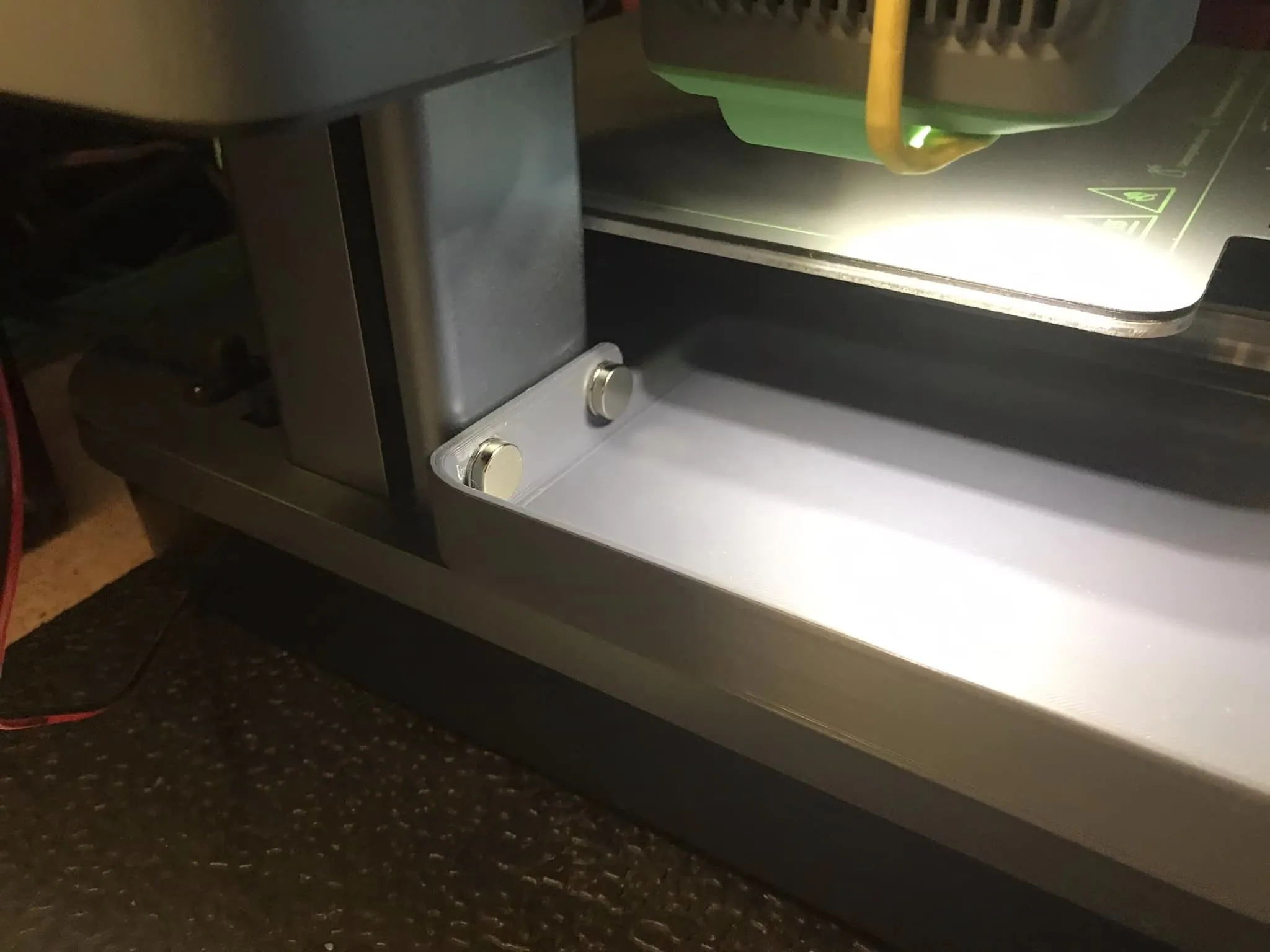 Khay chứa mảnh filament từ AnkerMake M5C với kẹp nổi