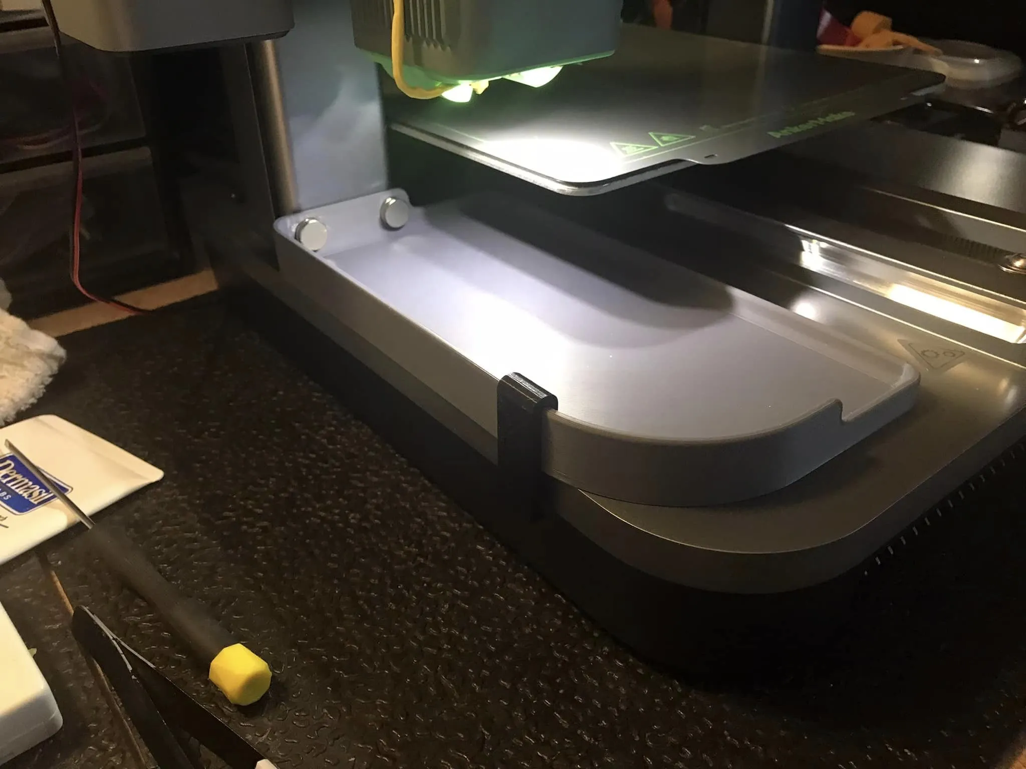 Khay chứa mảnh filament từ AnkerMake M5C với kẹp nổi