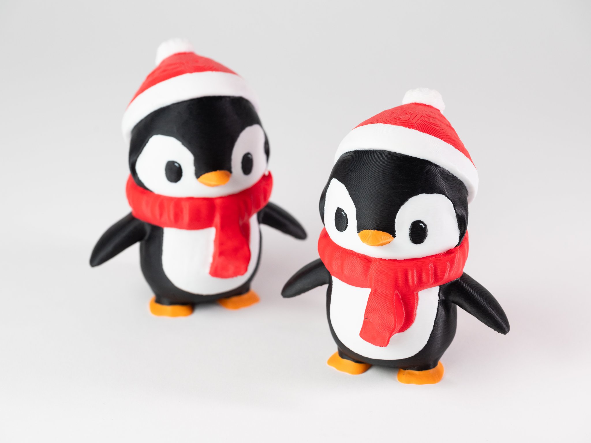 Penguin dễ thương với khăn quàng cổ và mũ len