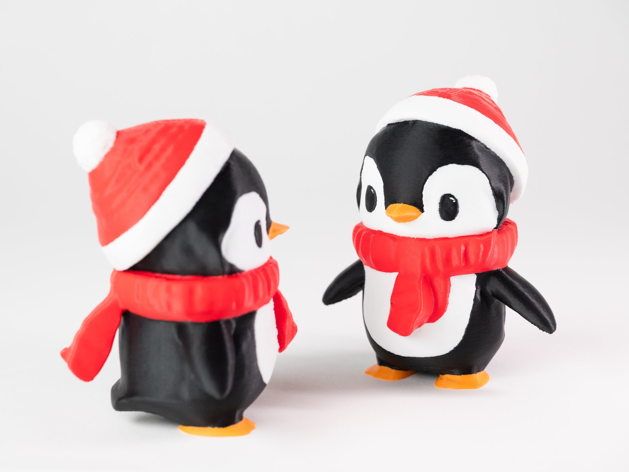 Penguin dễ thương với khăn quàng cổ và mũ len