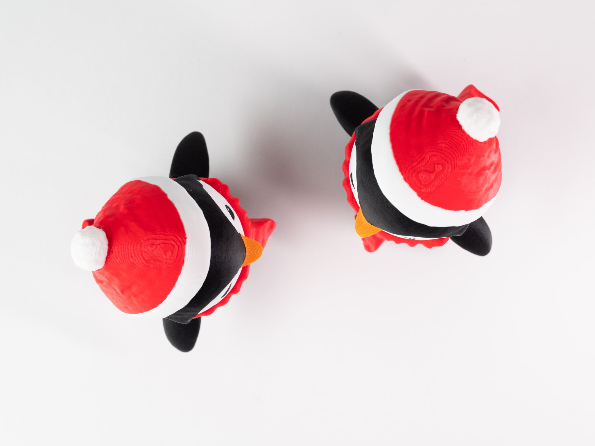 Penguin dễ thương với khăn quàng cổ và mũ len