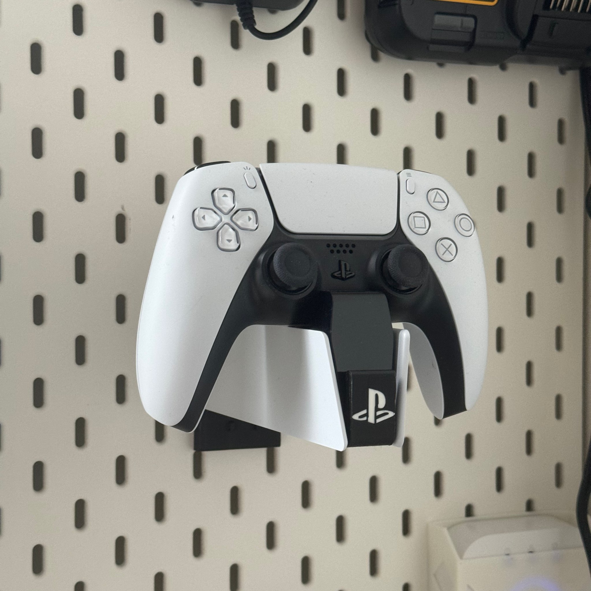 Giá đỡ sạc DualSense cho bảng Skadis của Ikea