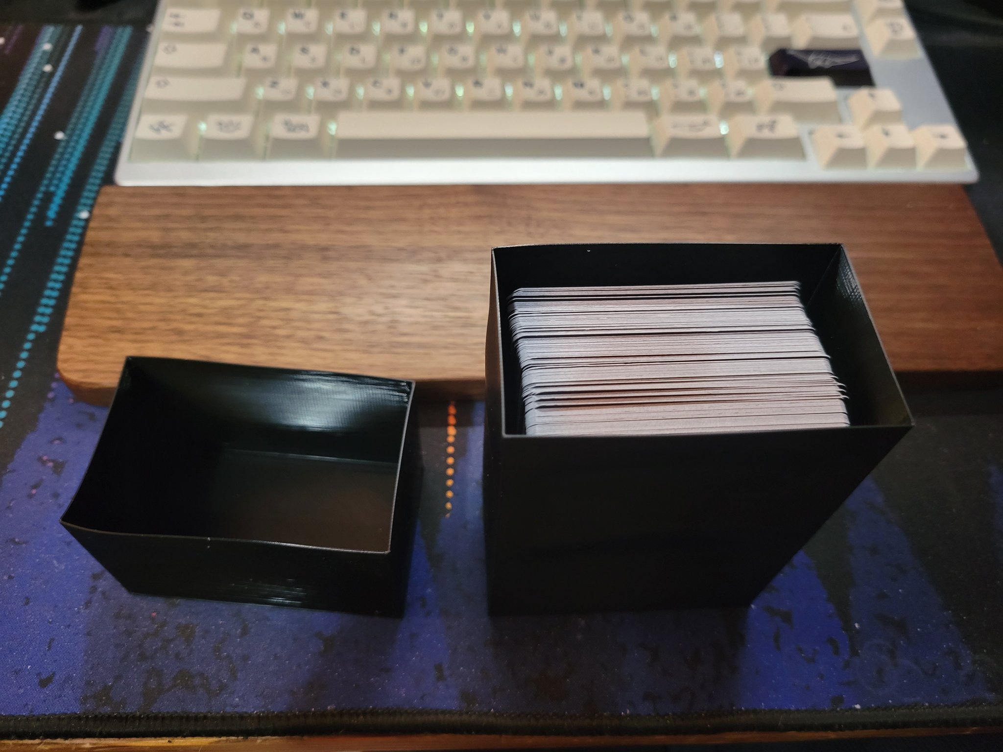 Hộp đựng bài ma thuật mỏng cho hơn 120 thẻ