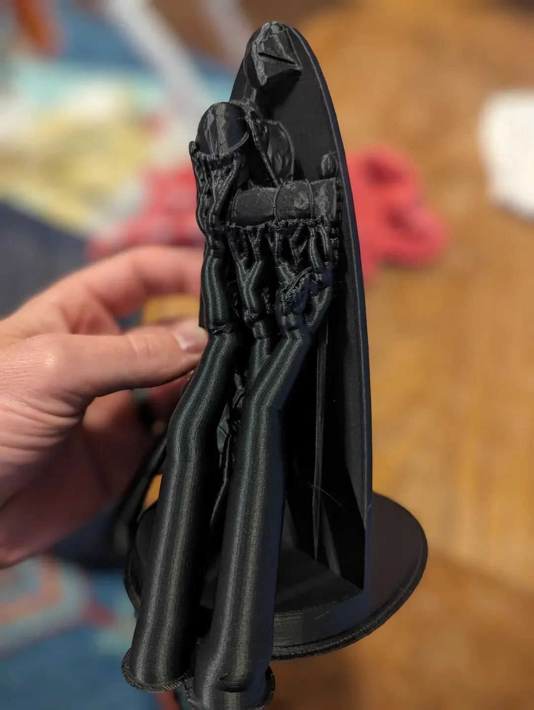 Giá đỡ sách hiệp sĩ chi tiết với bộ giáp tinh xảo