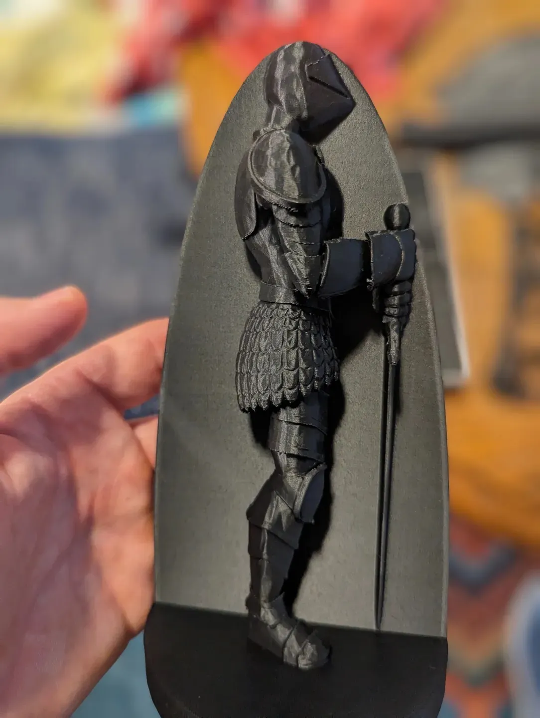 Giá đỡ sách hiệp sĩ chi tiết với bộ giáp tinh xảo