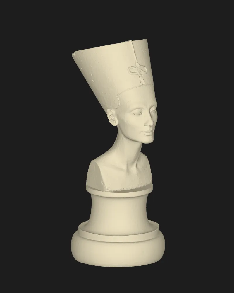 Tượng bán thân nữ hoàng Nefertiti trên bệ đỡ