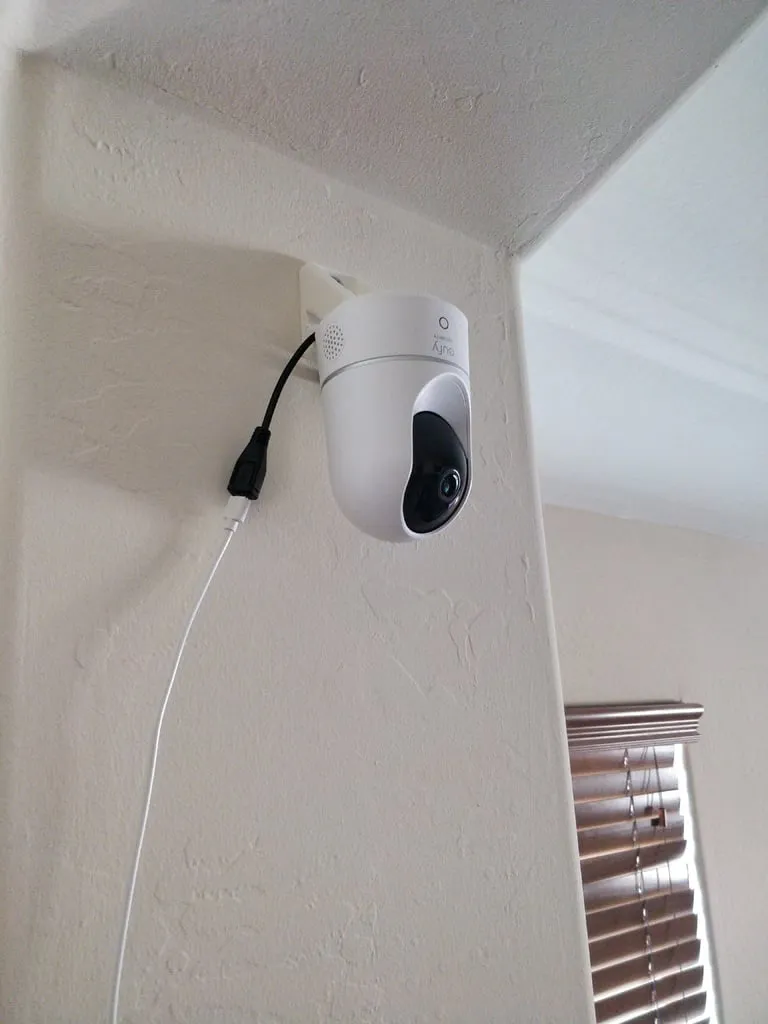 Giá đỡ tường cho camera Eufy quay nghiêng trong nhà