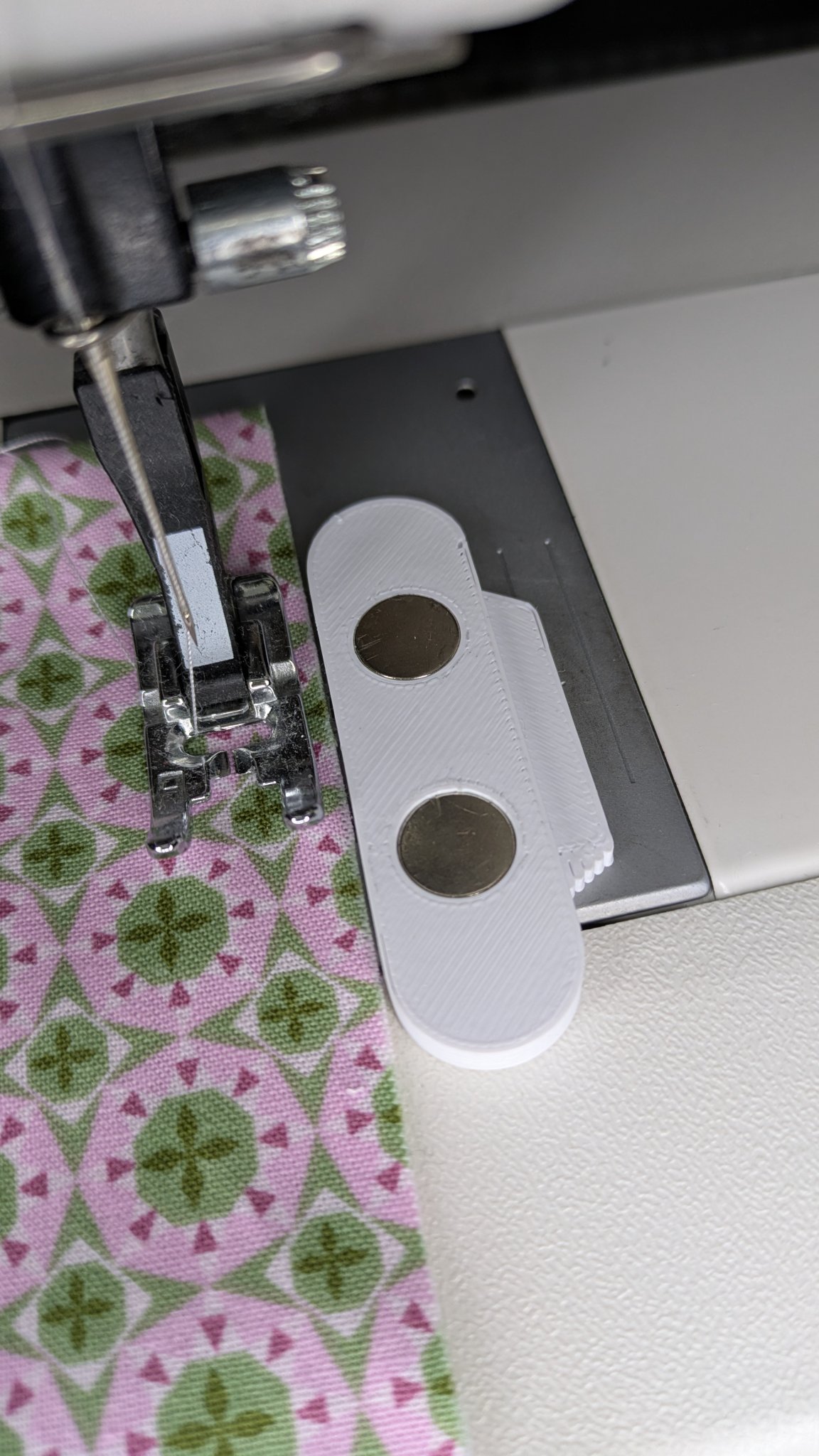 Hướng dẫn đường may máy may với khe nam châm đôi - Giữ vải...