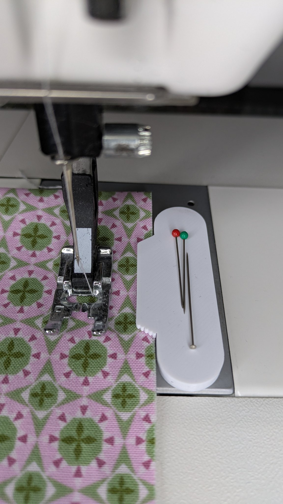 Hướng dẫn đường may máy may với khe nam châm đôi - Giữ vải...